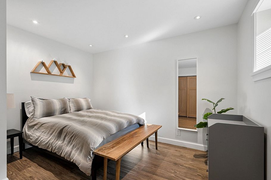 2857 Violet Street North Vancouver, BC - 25