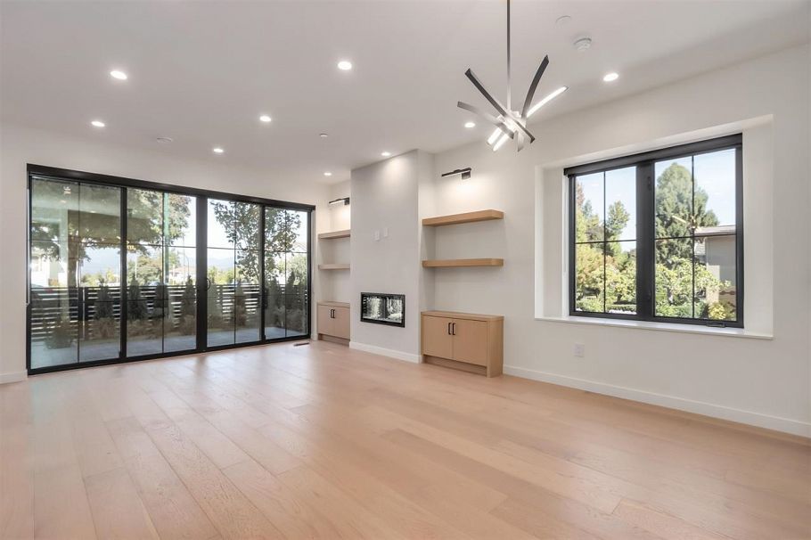 2698 E 5th Avenue Vancouver, BC - 3