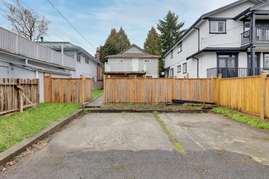 4168 Parker Street Burnaby, BC - 1