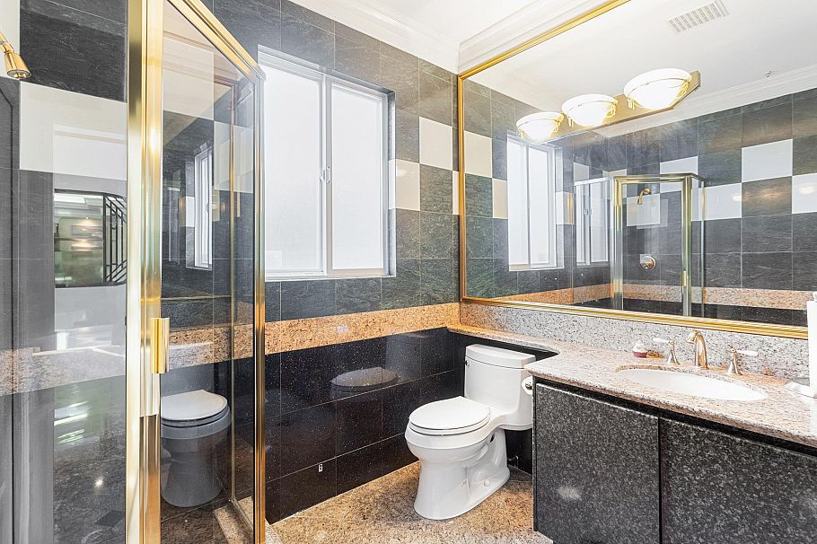 1088 W 42nd Avenue Vancouver, BC - 17