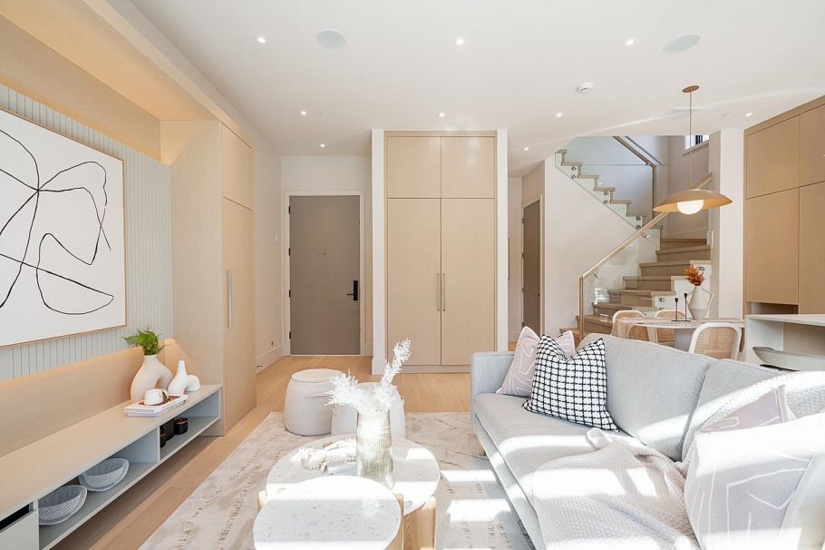 2 372 37 Avenue Vancouver, BC - 2