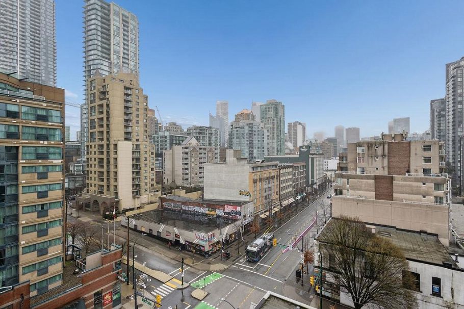 902 1325 Rolston Street Vancouver, BC - 4