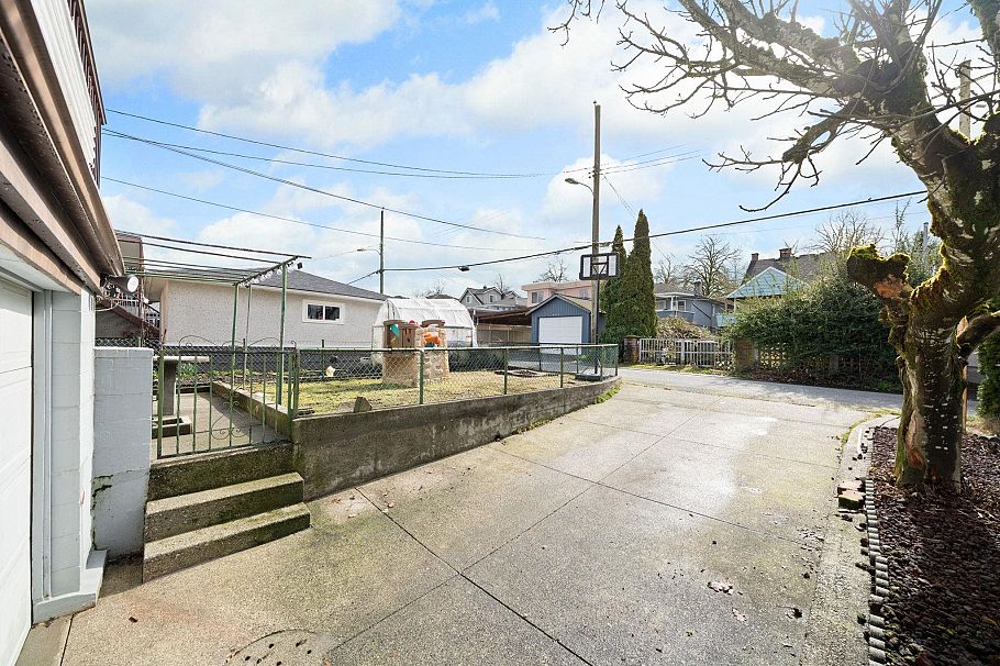 2540 E 24th Avenue Vancouver, BC - 31