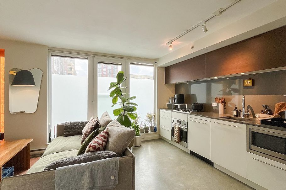 310 150 E Cordova Street Vancouver, BC - 2