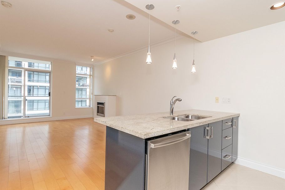 803 162 Victory Ship Way North Vancouver, BC - 3