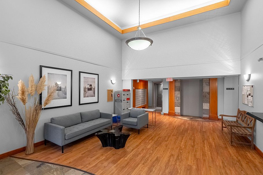 302 333 E 1st Street North Vancouver, BC - 2