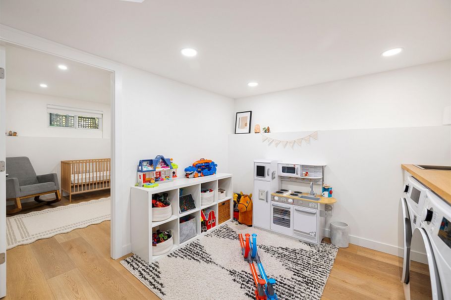 416 St. Georges Avenue North Vancouver, BC - 23