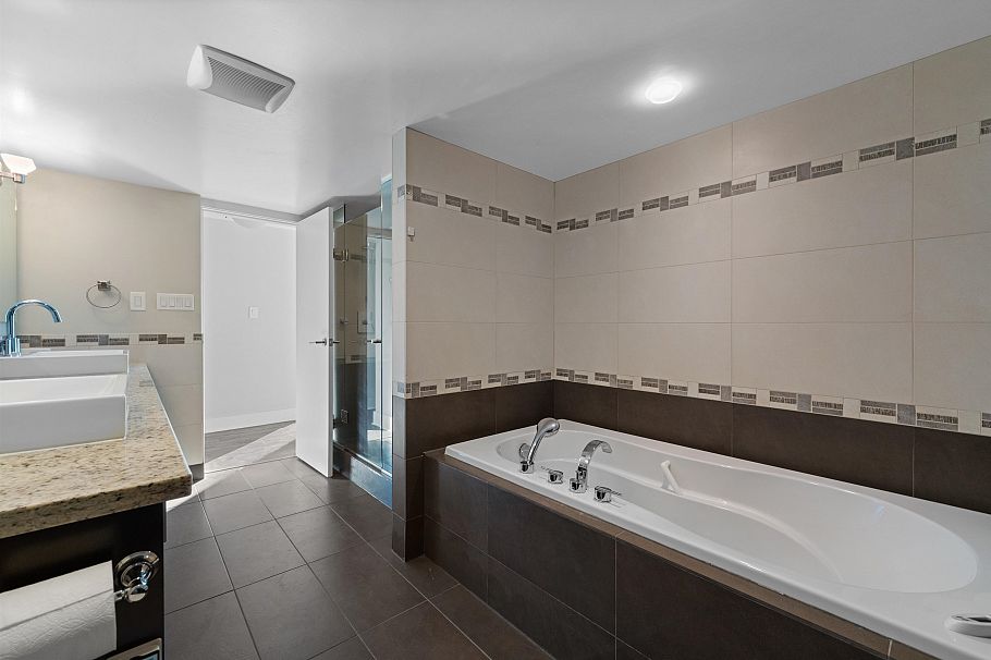 2303 1415 W Georgia Street Vancouver, BC - 26