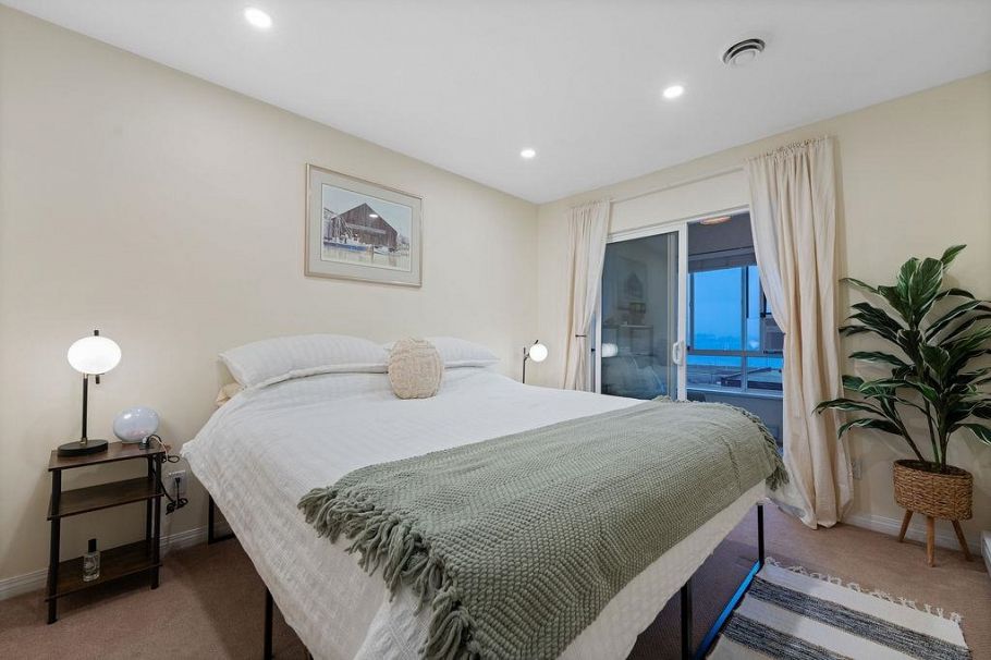 308 333 E 1st Street North Vancouver, BC - 26