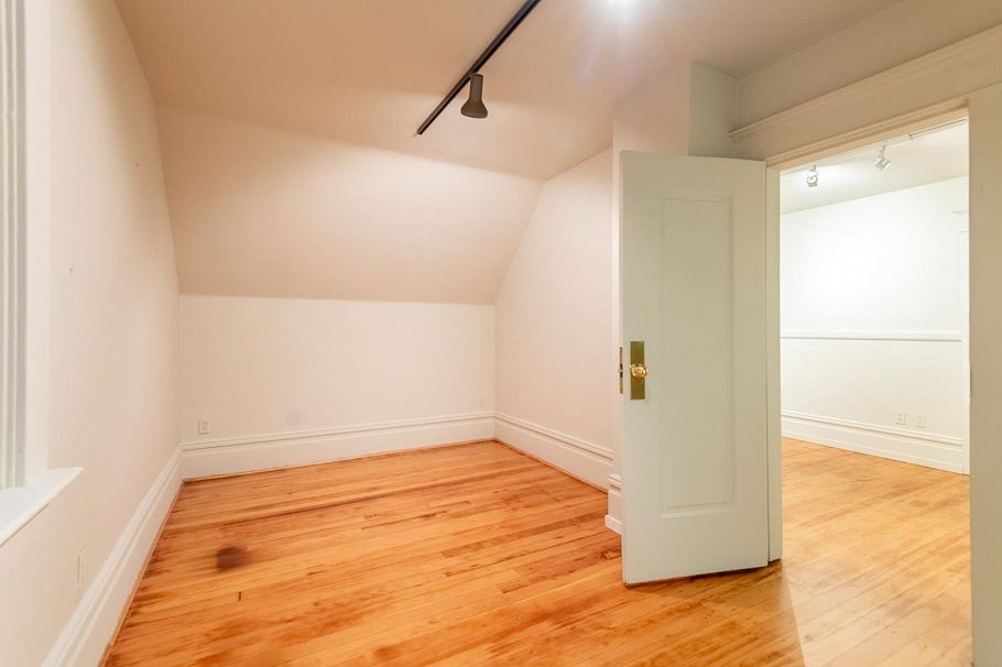 2243 W 5th Avenue Vancouver, BC - 15