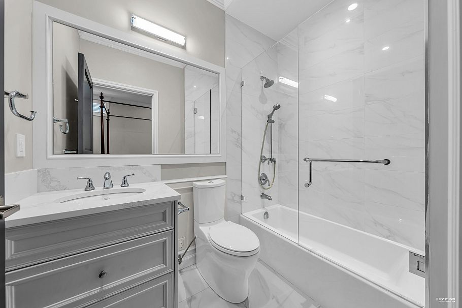 3562 W 34th Avenue Vancouver, BC - 35