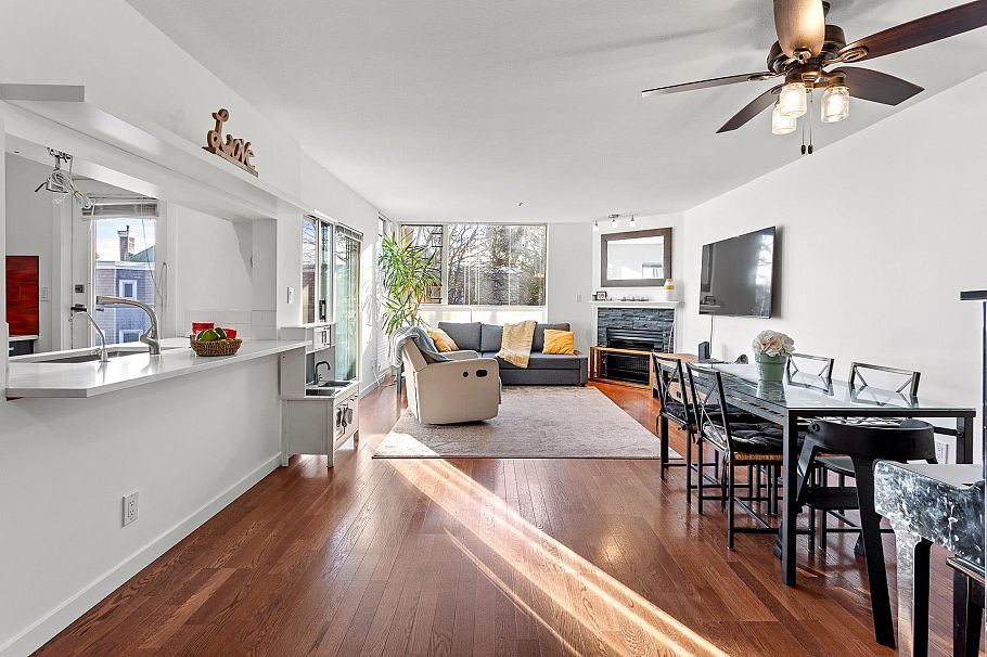 212 8460 Jellicoe Street Vancouver, BC - 4