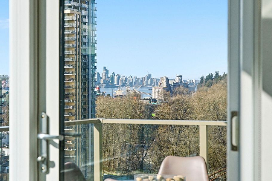 1606 1550 Fern Street North Vancouver, BC - 3