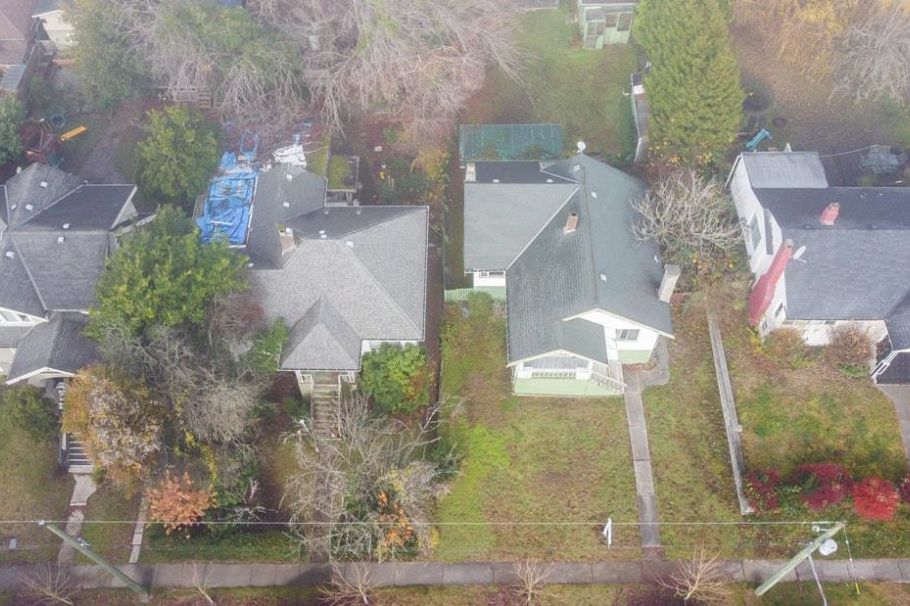 438 W 14th Street North Vancouver, BC - 3