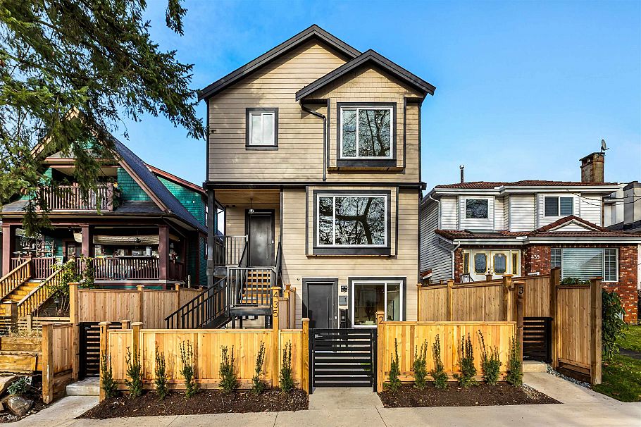 2 435 E 47th Avenue Vancouver, BC - 1