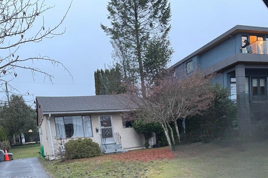 446 E 16th Street North Vancouver, BC - 1