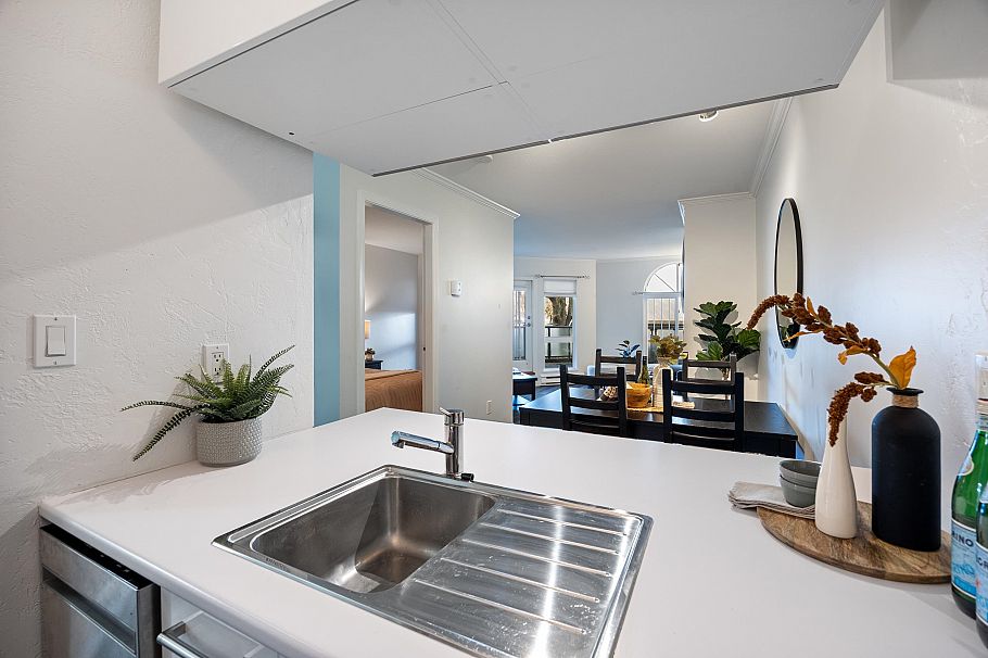 103 2110 Cornwall Avenue Vancouver, BC - 5