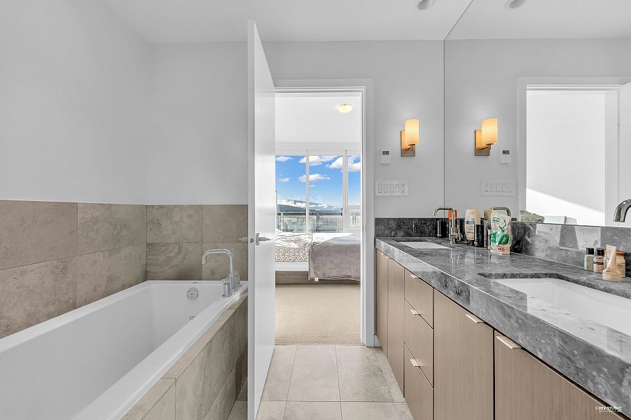 2301 125 E 14th Street North Vancouver, BC - 9