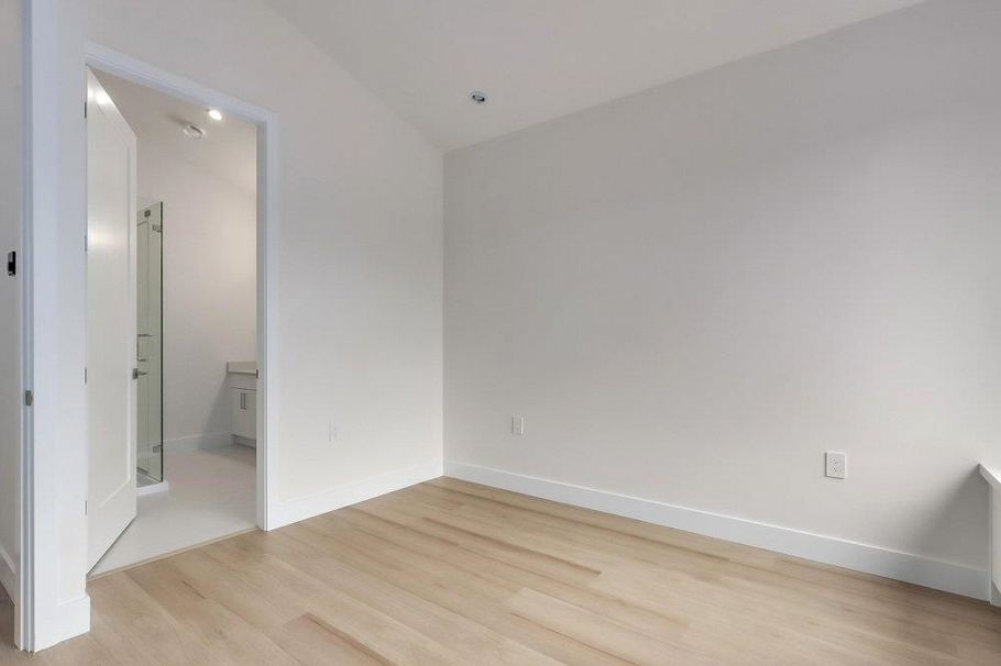 1 4257 Knight Street Vancouver, BC - 16