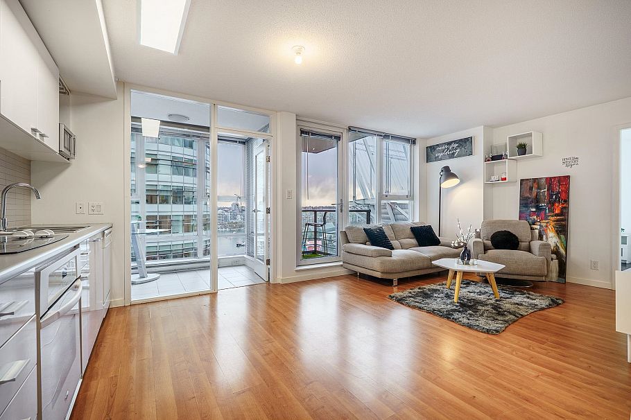 1209 111 W Georgia Street Vancouver, BC - 3