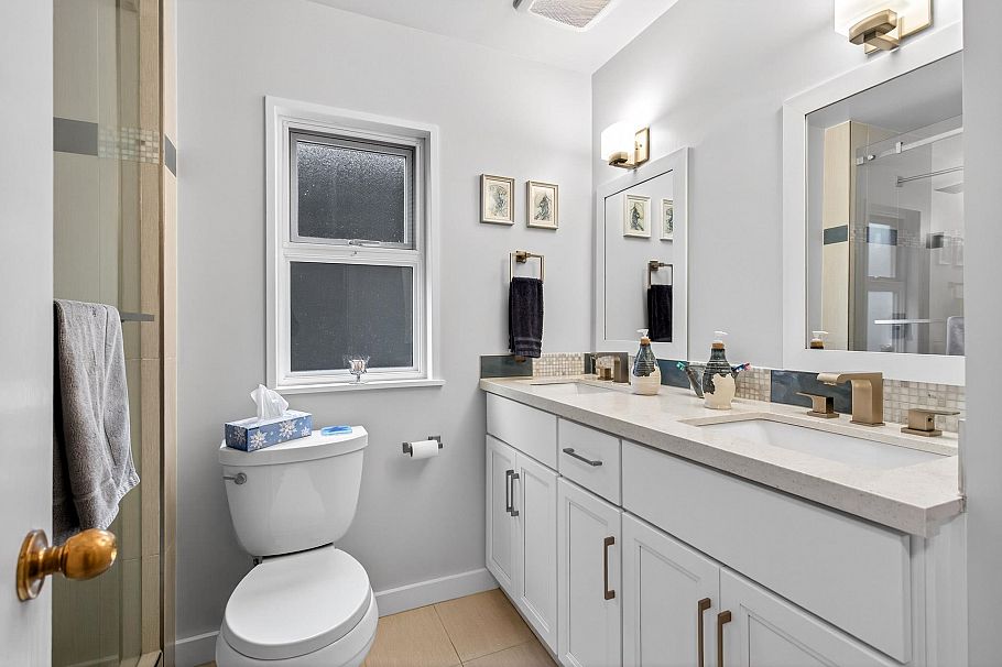 3494 Oxford Street Vancouver, BC - 21