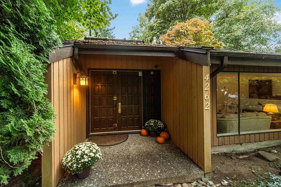 4262 Yuculta Crescent Vancouver, BC - 1