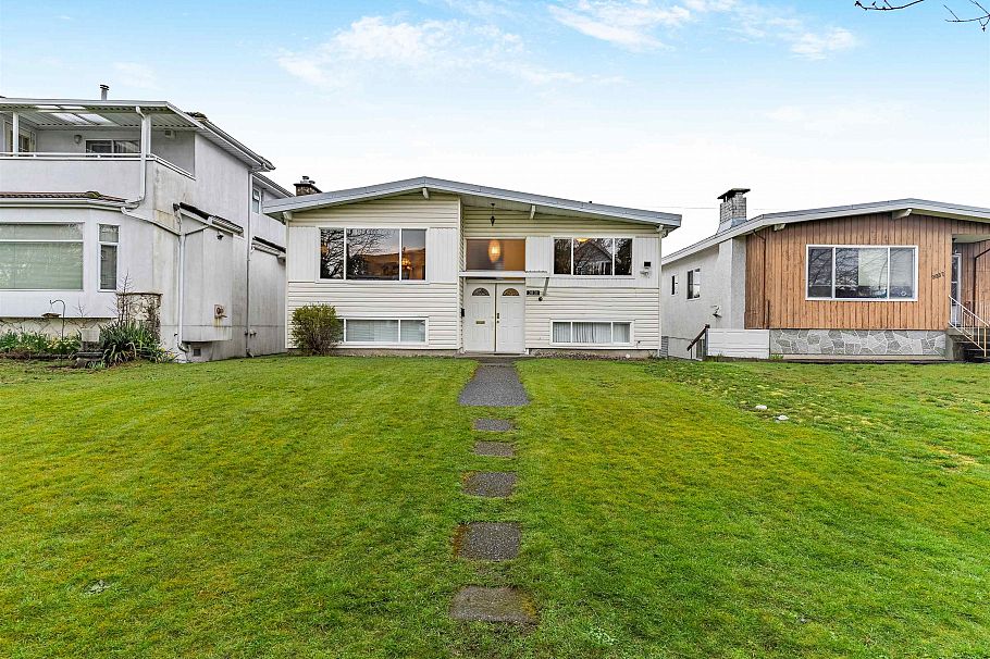 3031 E 16th Avenue Vancouver, BC - 1