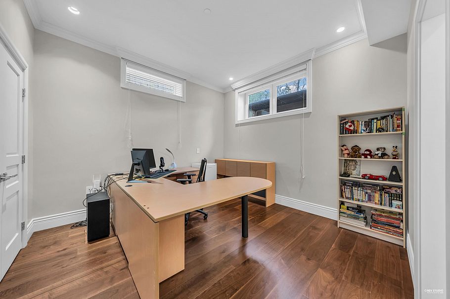 3562 W 34th Avenue Vancouver, BC - 32