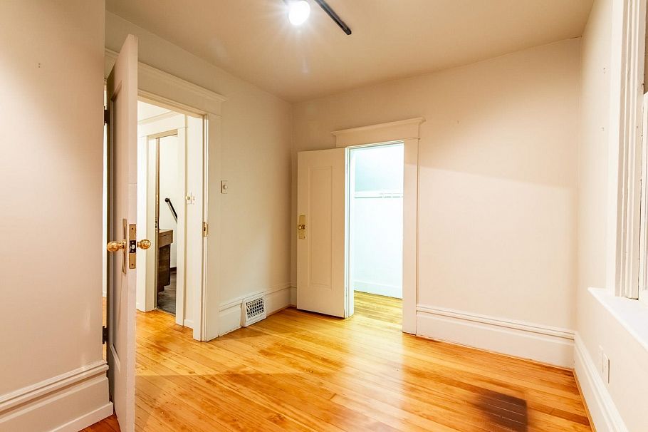 2243 W 5th Avenue Vancouver, BC - 16