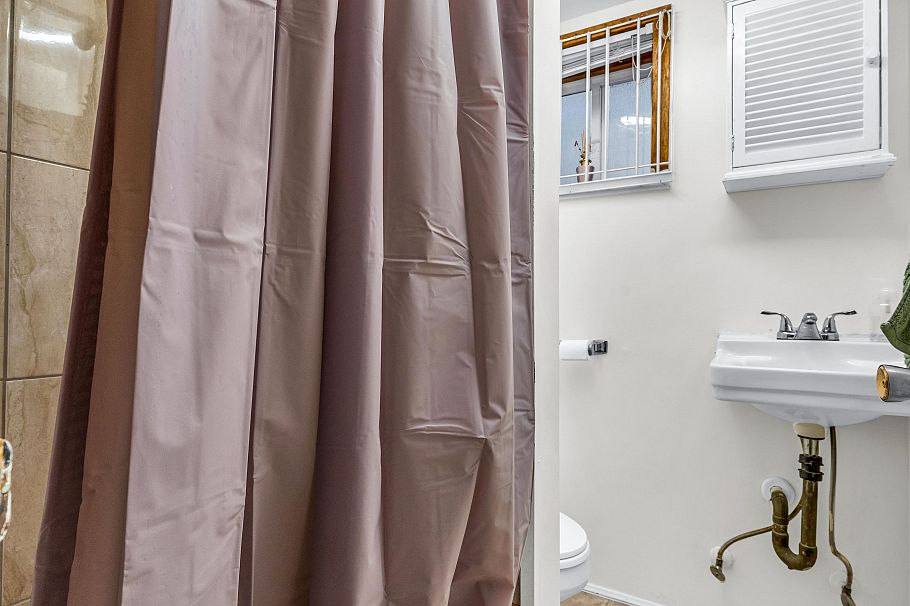 3031 E 16th Avenue Vancouver, BC - 30