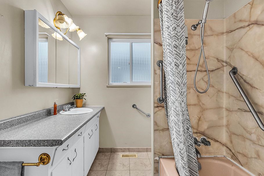 3031 E 16th Avenue Vancouver, BC - 11