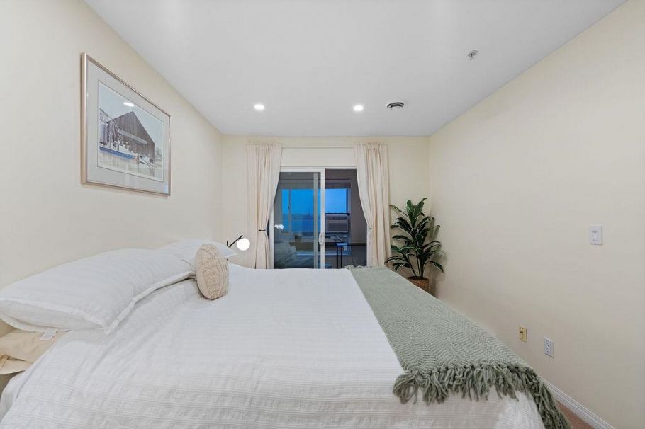 308 333 E 1st Street North Vancouver, BC - 16