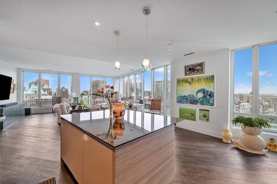 2106 989 Nelson Street Vancouver, BC - 1