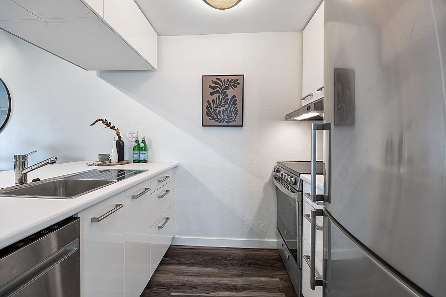 103 2110 Cornwall Avenue Vancouver, BC - 4