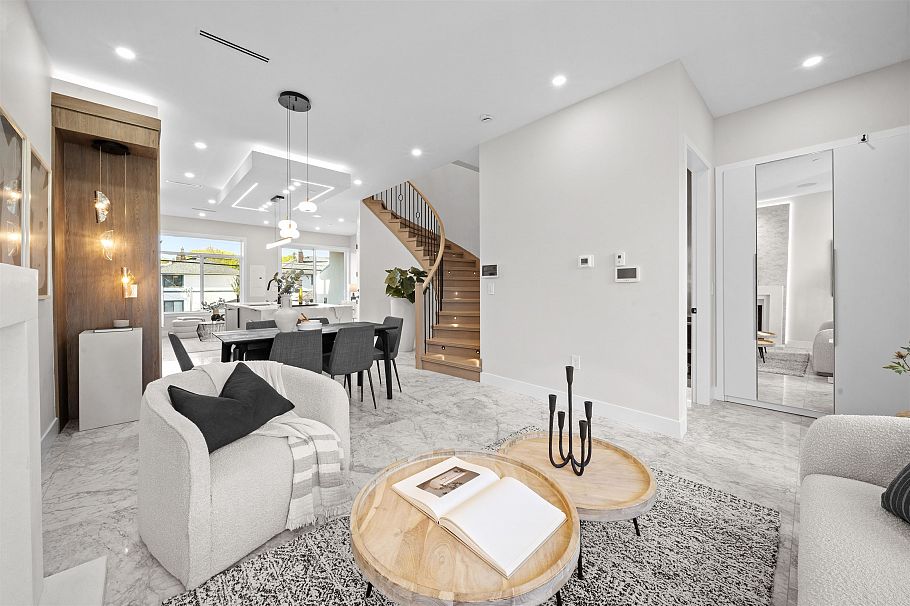 2455 W 10th Avenue Vancouver, BC - 9