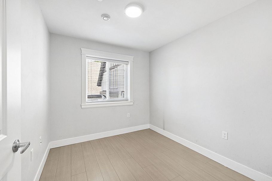 1 2430 E 41 Street Vancouver, BC - 14