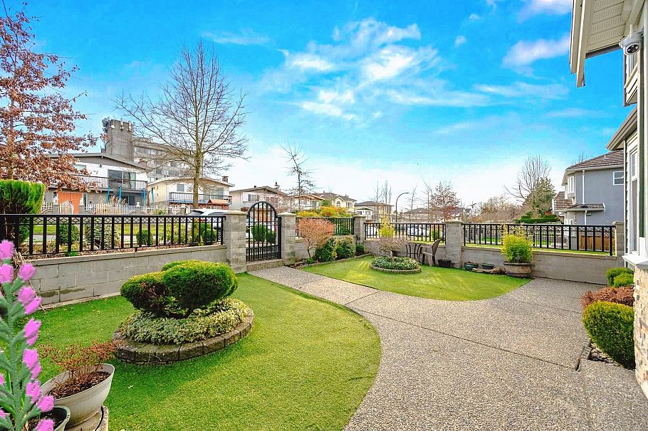 2643 E 8th Avenue Vancouver, BC - 3