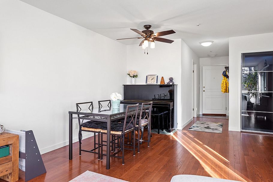 212 8460 Jellicoe Street Vancouver, BC - 9