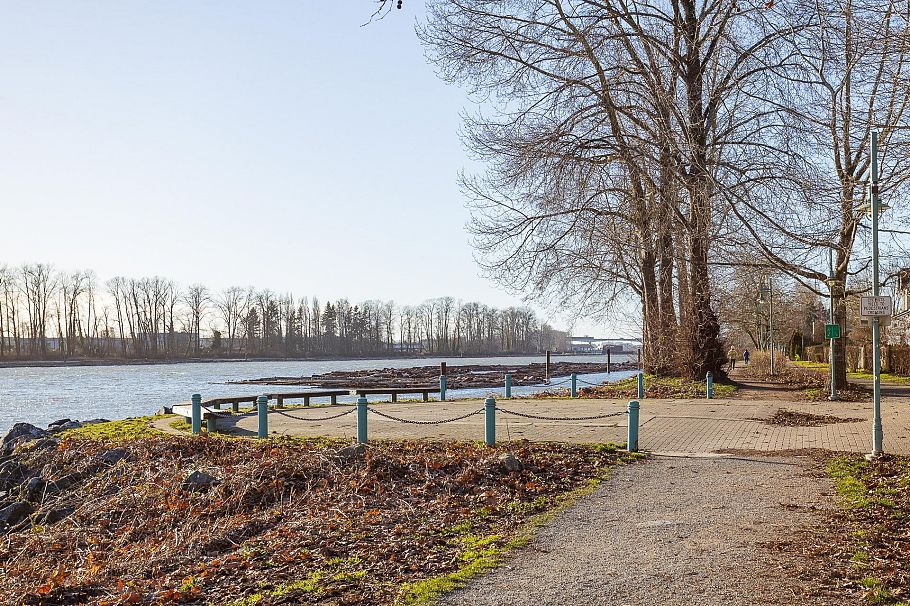 212 8460 Jellicoe Street Vancouver, BC - 33