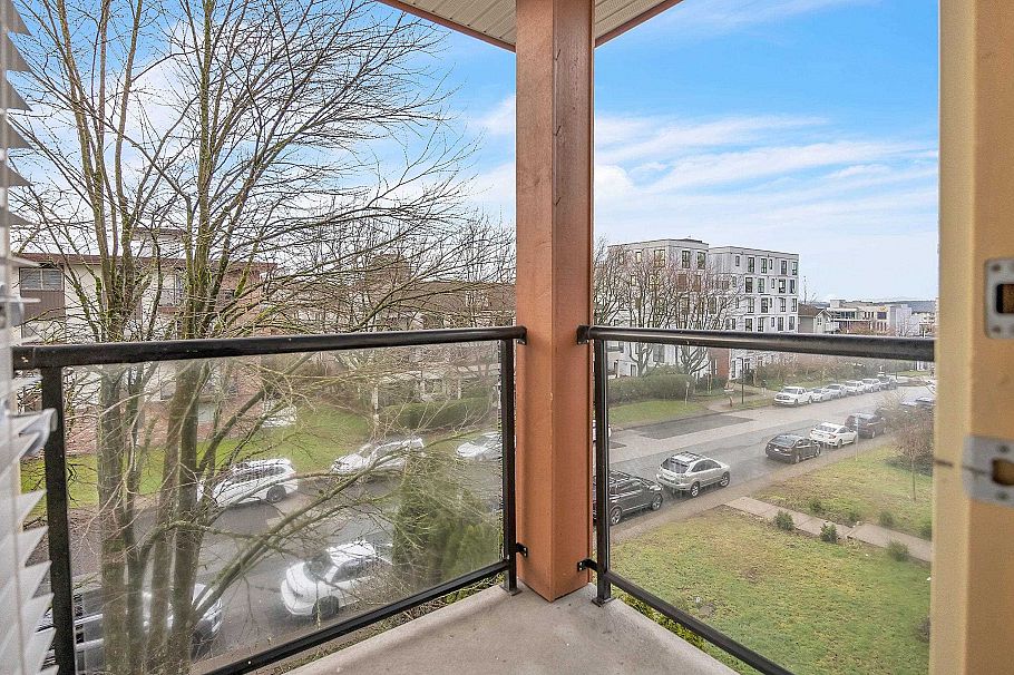 302 152 E 12th Street North Vancouver, BC - 12