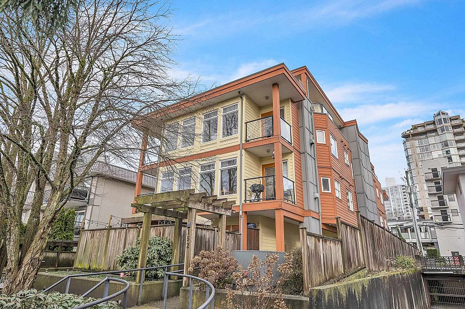 302 152 E 12th Street North Vancouver, BC - 2