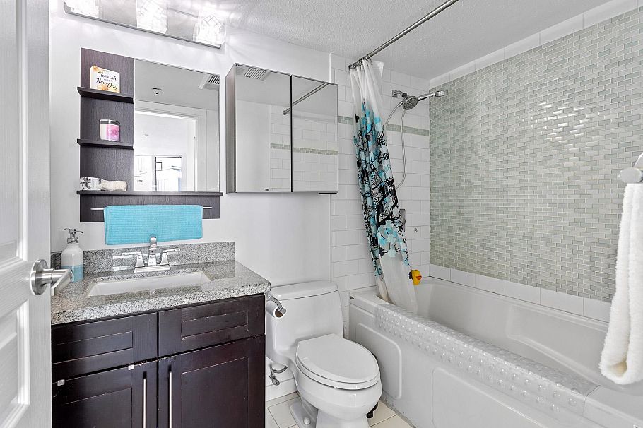 212 8460 Jellicoe Street Vancouver, BC - 21