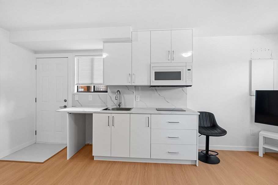 Studio 3xxx ST. ANDREWS AVENUE, North Vancouver BC V7N 2A3 North Vancouver, BC - 3