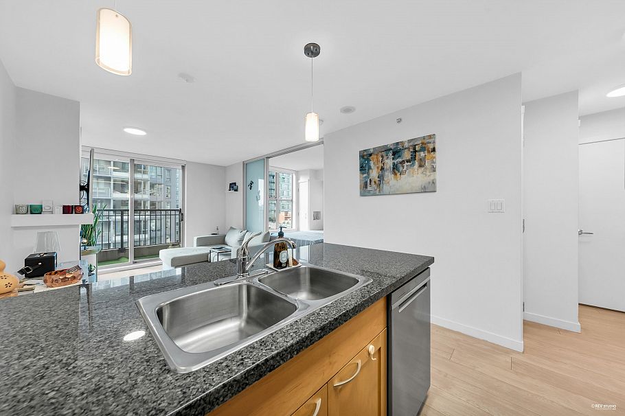 1001 989 Richards Street Vancouver, BC - 10