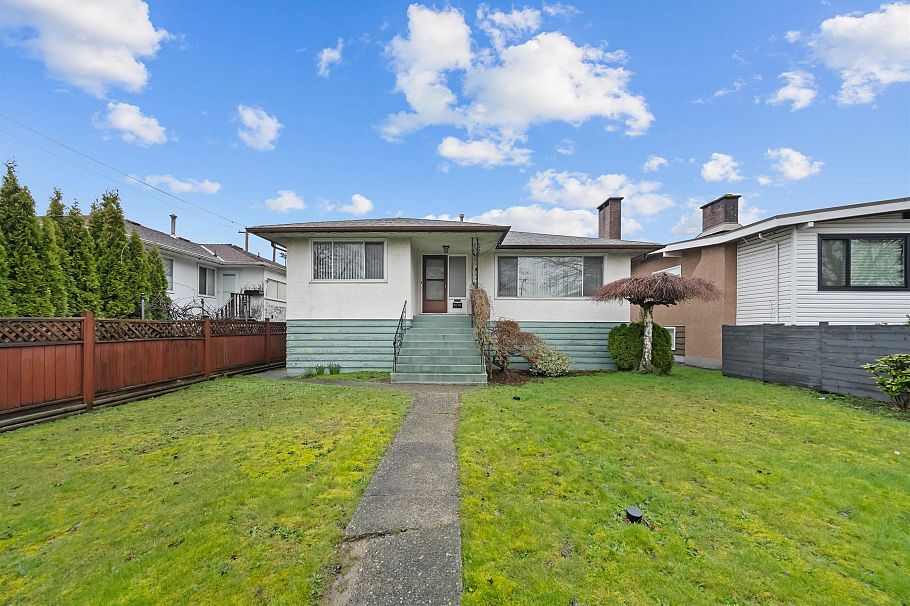 3115 E 49 Avenue Vancouver, BC - 2