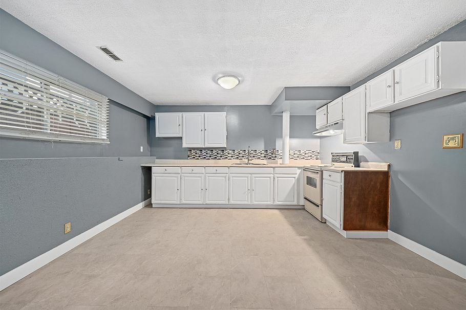 3115 E 49 Avenue Vancouver, BC - 22