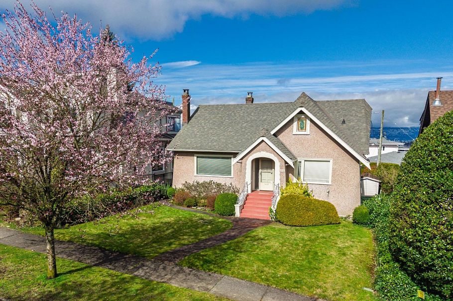 2715 W 31st Avenue Vancouver, BC - 33