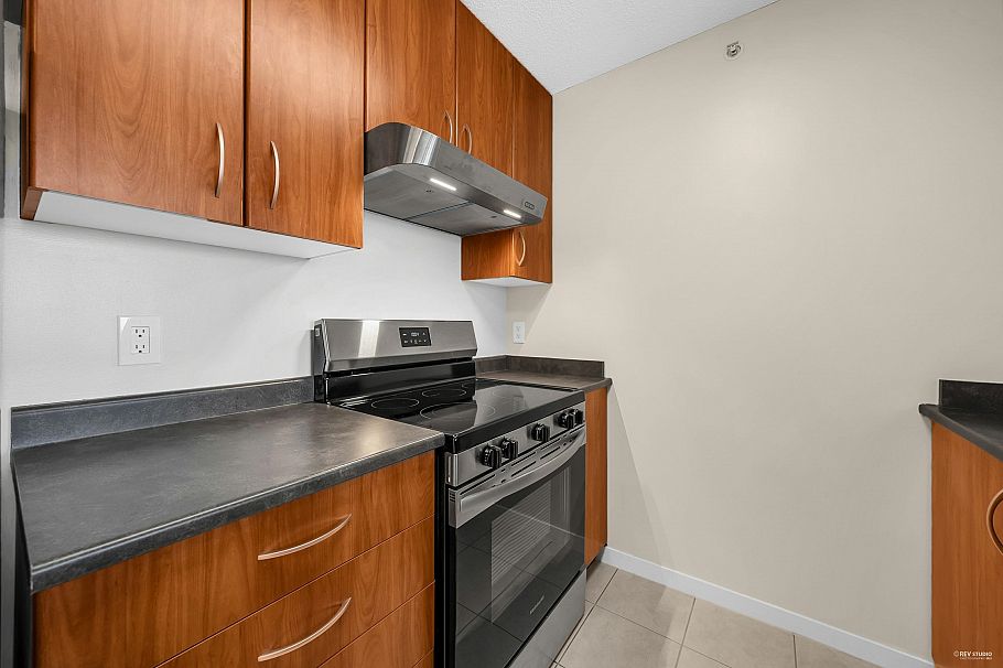 2002 3663 Crowley Drive Vancouver, BC - 9