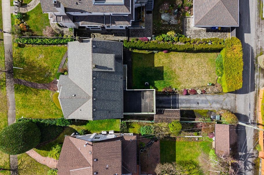 2715 W 31st Avenue Vancouver, BC - 32