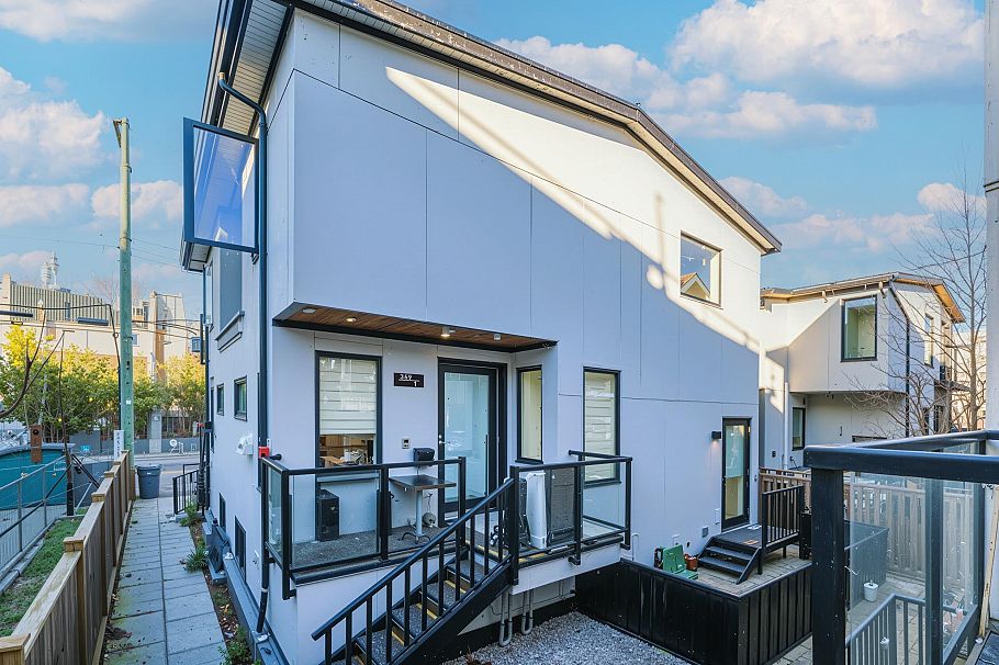 1 369 E 16th Avenue Vancouver, BC - 2